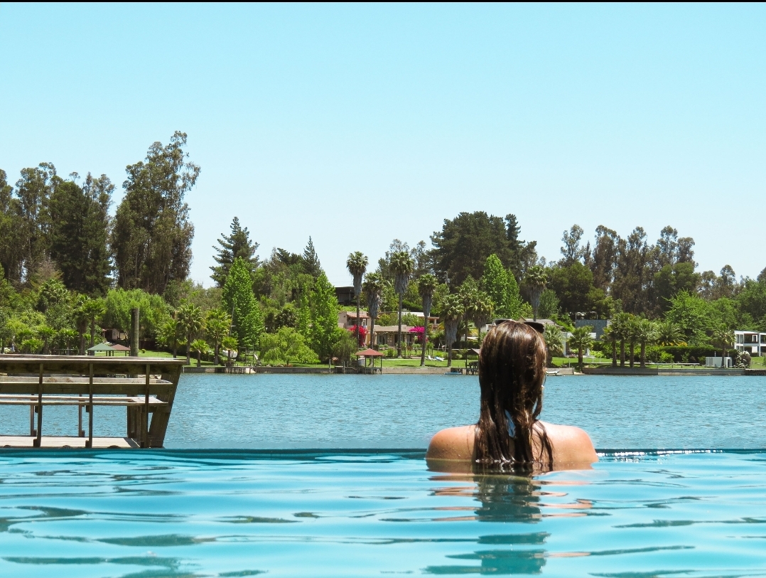 Piscina frente al Lago Rapel