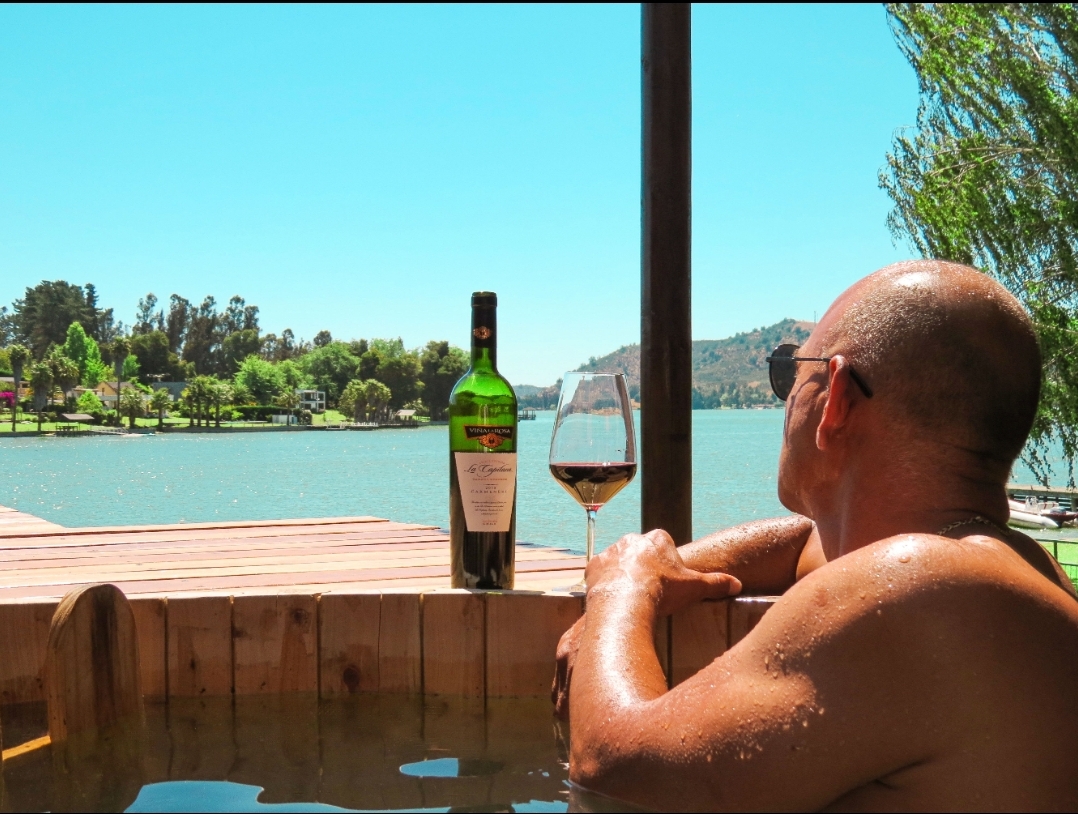 Pareja en hot tub frente al lago Rapel